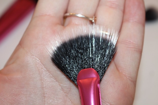Real Techniques Fan Brush - image by reallyree.com